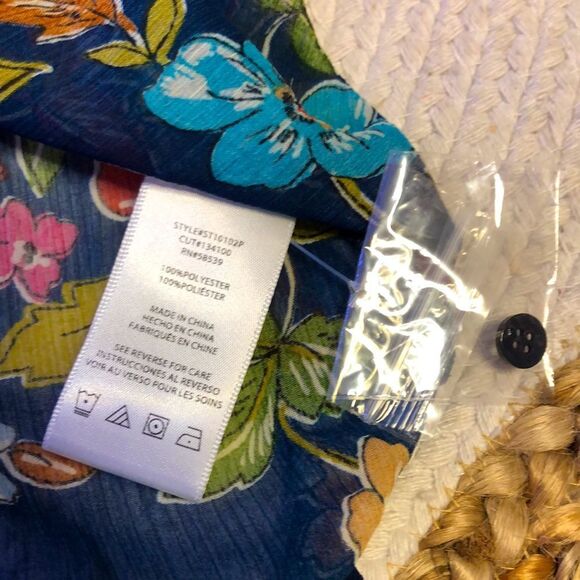 Adorable NWOT sheer floral blouse - Picture 7 of 7